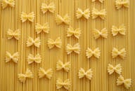 在白色背景上，法法勒和意大利面并排摆放，展示了意大利面的品种