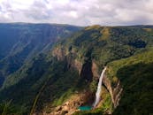 印度梅加拉亚岛瀑布从郁郁葱葱的青山上倾泻而下的鸟瞰图令人惊叹