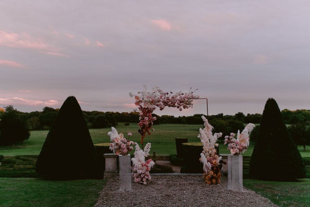 Arche fleurie de cérémonie au crépuscule