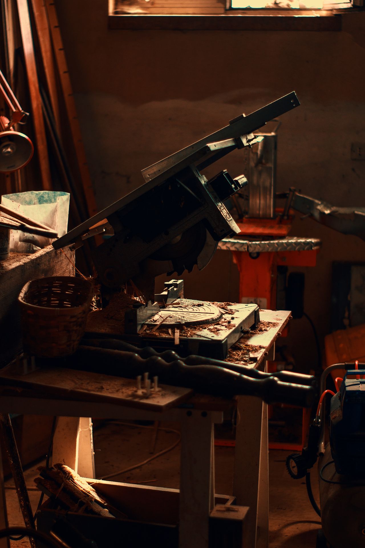 Taller con herramientas de trabajo en madera e iluminación cálida