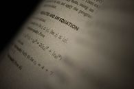 选择性地关注数学教科书中包含复杂方程和文本的页面