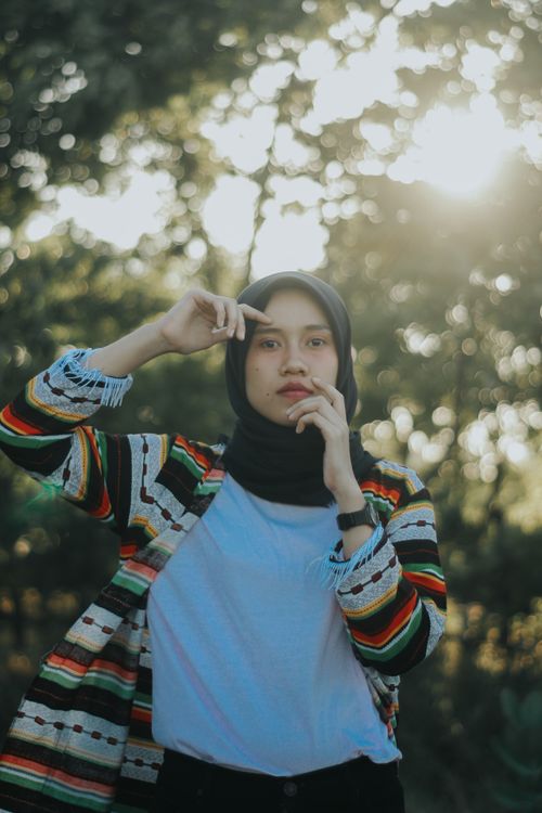 Free stock photo of anak perempuan cantik, busana wanita, sweater berkerudung Stock Photo