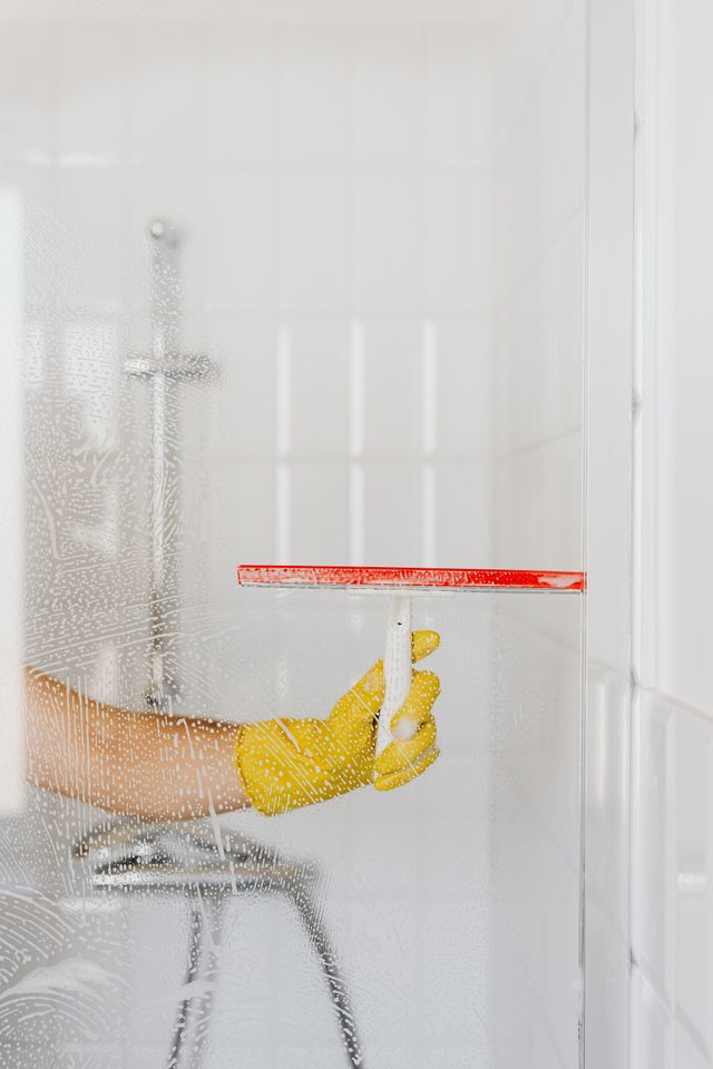 Glasreinigung mit Abzieher aus nächster Nähe