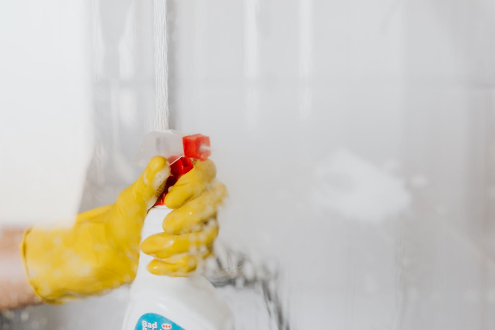 Referensi pekerjaan close-up tanpa wajah pada finishing shower glass