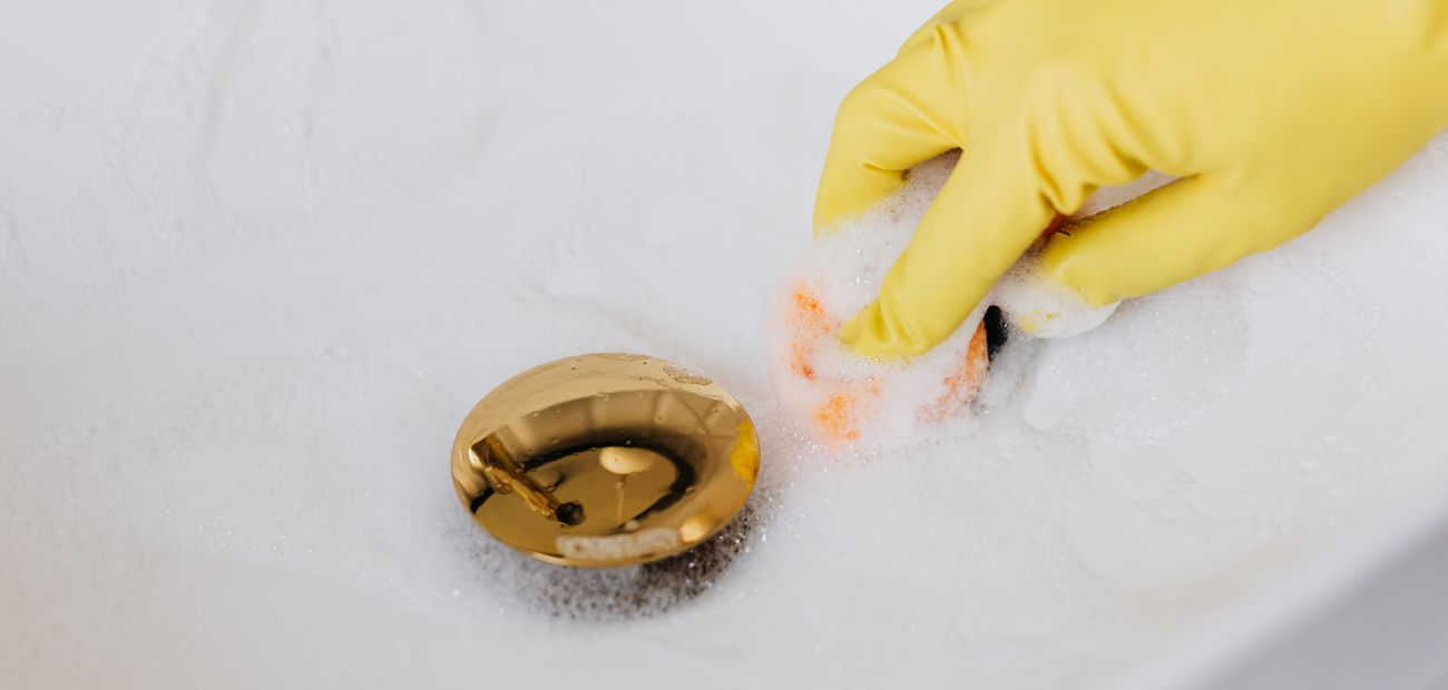 Nettoyage de l'évacuation d'un lavabo
