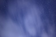 宁静的夜空中，零星有几颗星星被薄云遮挡