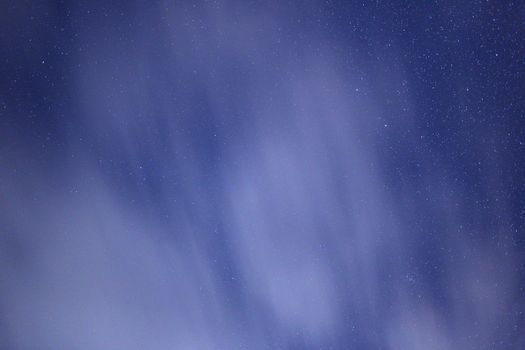 宁静的夜空中，零星有几颗星星被薄云遮挡