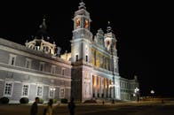 在西班牙马德里，雄伟的阿尔穆德纳大教堂灯火通明，展现出其建筑辉煌