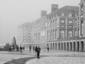 雾中的人们与马德普拉塔标志性建筑的灰度照片，显得格外忧郁