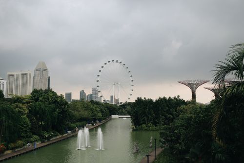 Free Explore the urban beauty of Singapore with the iconic skyline, Ferris wheel, and lush greenery. Stock Photo