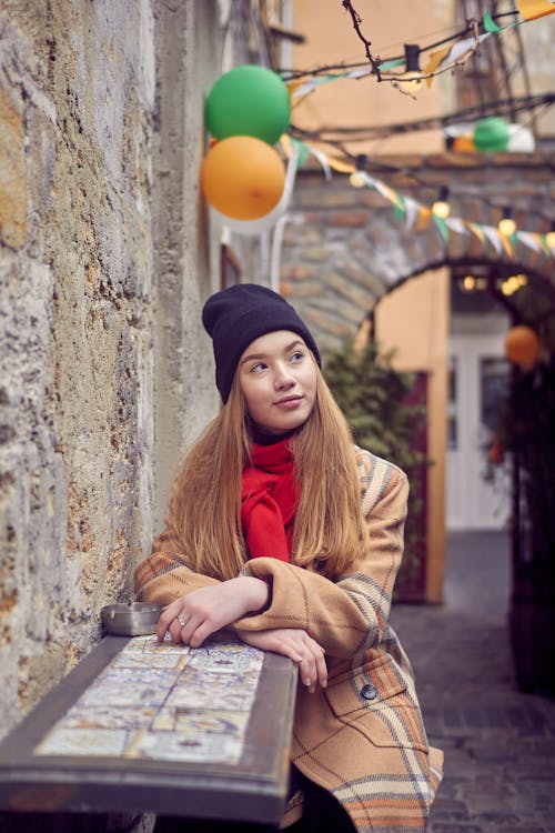 Gratis stockfoto met andere kant op kijken, beanie, blanke vrouw