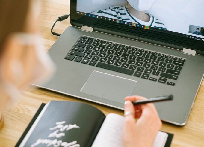 Online dating: starting a conversation on a niche platform