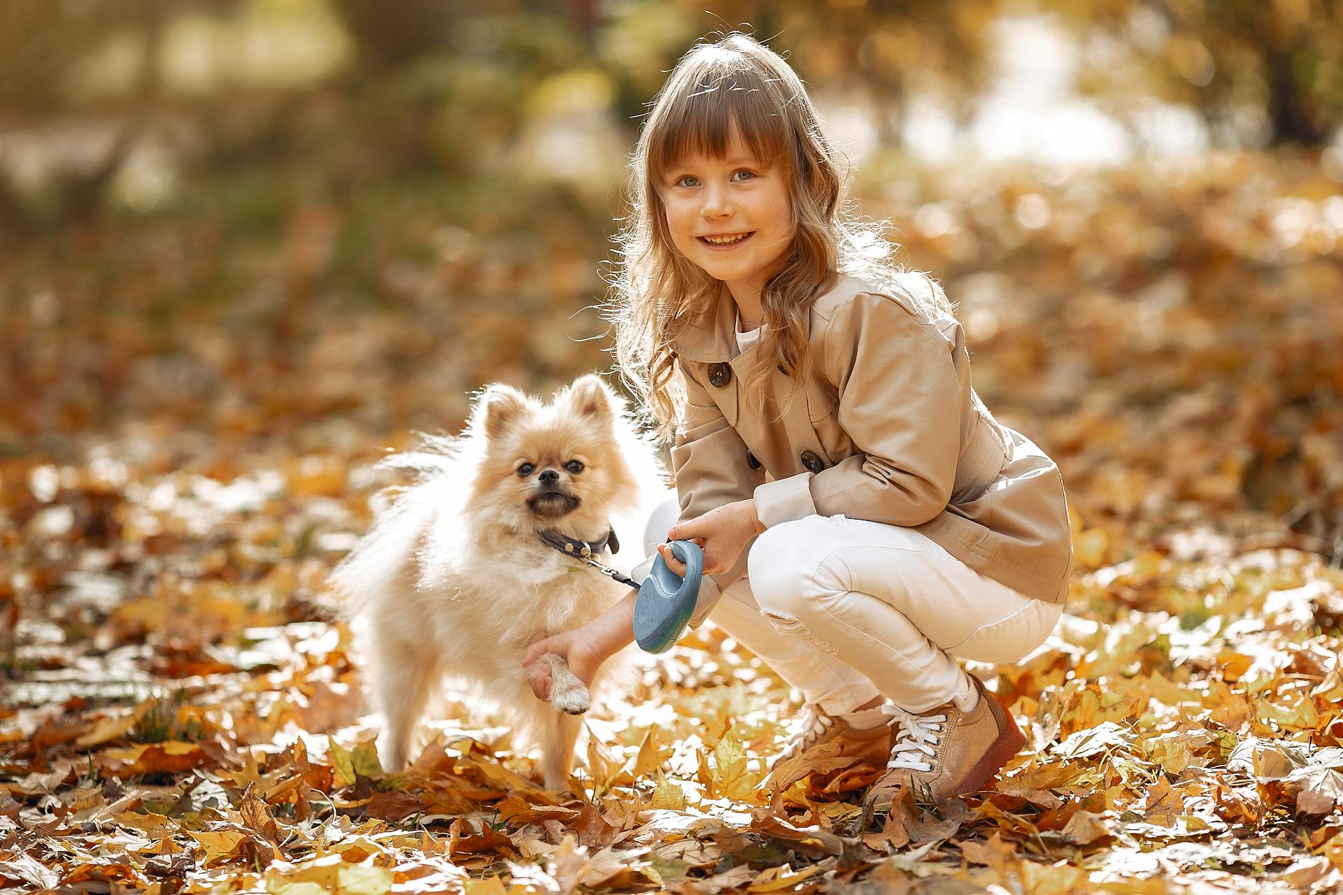 Une jolie fille avec un drôle de petit Spitz