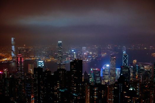 维多利亚港对面的香港天际线在夜色中格外明亮，令人惊叹