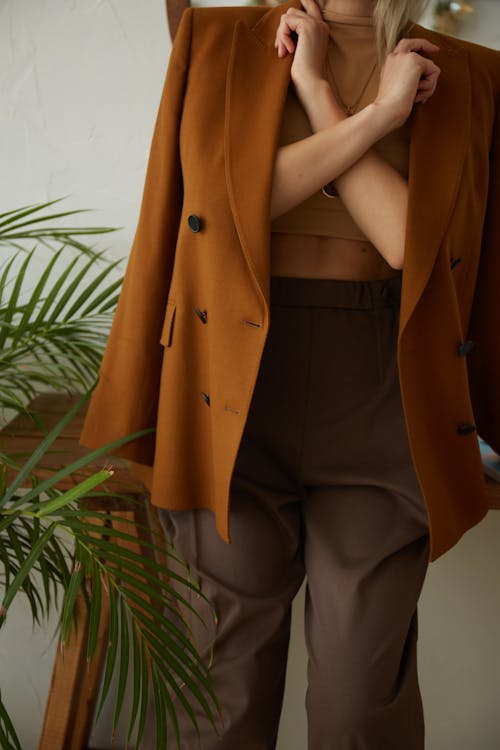 Gratis lagerfoto af brun frakke, brune bukser, fashionabel