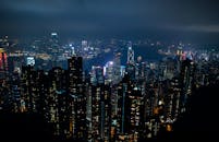 香港的夜间天际线令人惊叹，摩天大楼灯火通明，充满活力