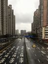 上海多云天空下的城市街道和摩天大楼空荡荡的
