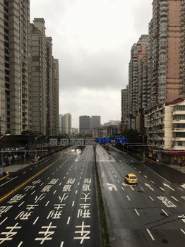 上海多云天空下的城市街道和摩天大楼空荡荡的