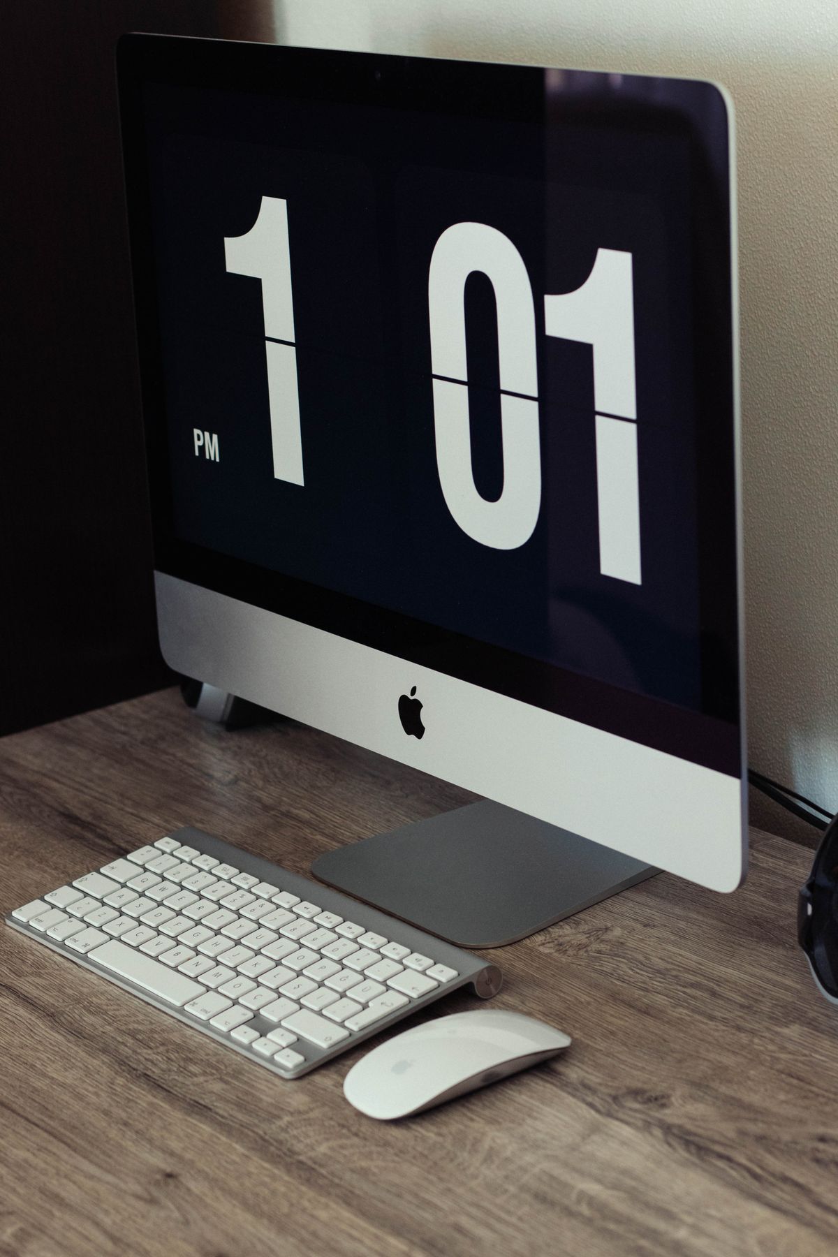 Escritorio con un Mac y su teclado, equipo de memoria unificada para correr modelos locales
