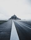 在法国诺曼底的圣米歇尔山，一条空荡荡的道路通往标志性的修道院