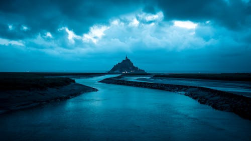 Laut Biru Di Bawah Langit Biru