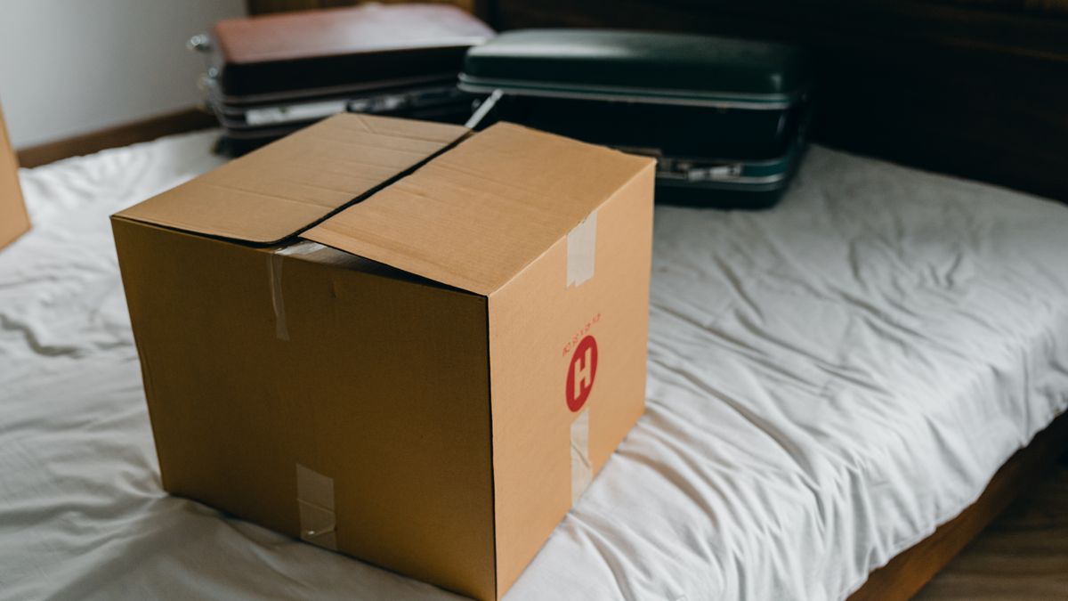 Carton et valises préparés pour un déménagement