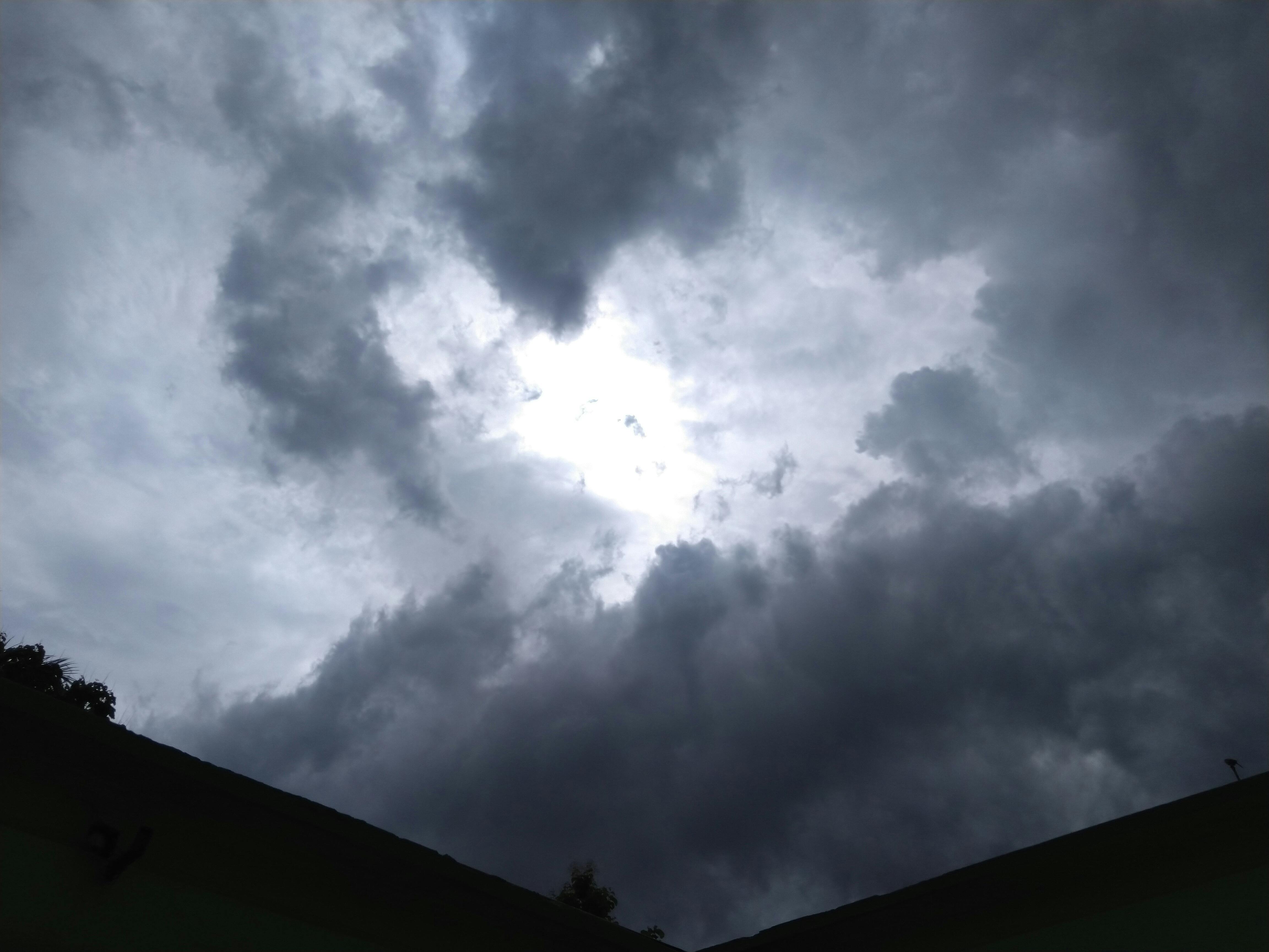 Verschiedene bunte Mülltonnen in Deutschland