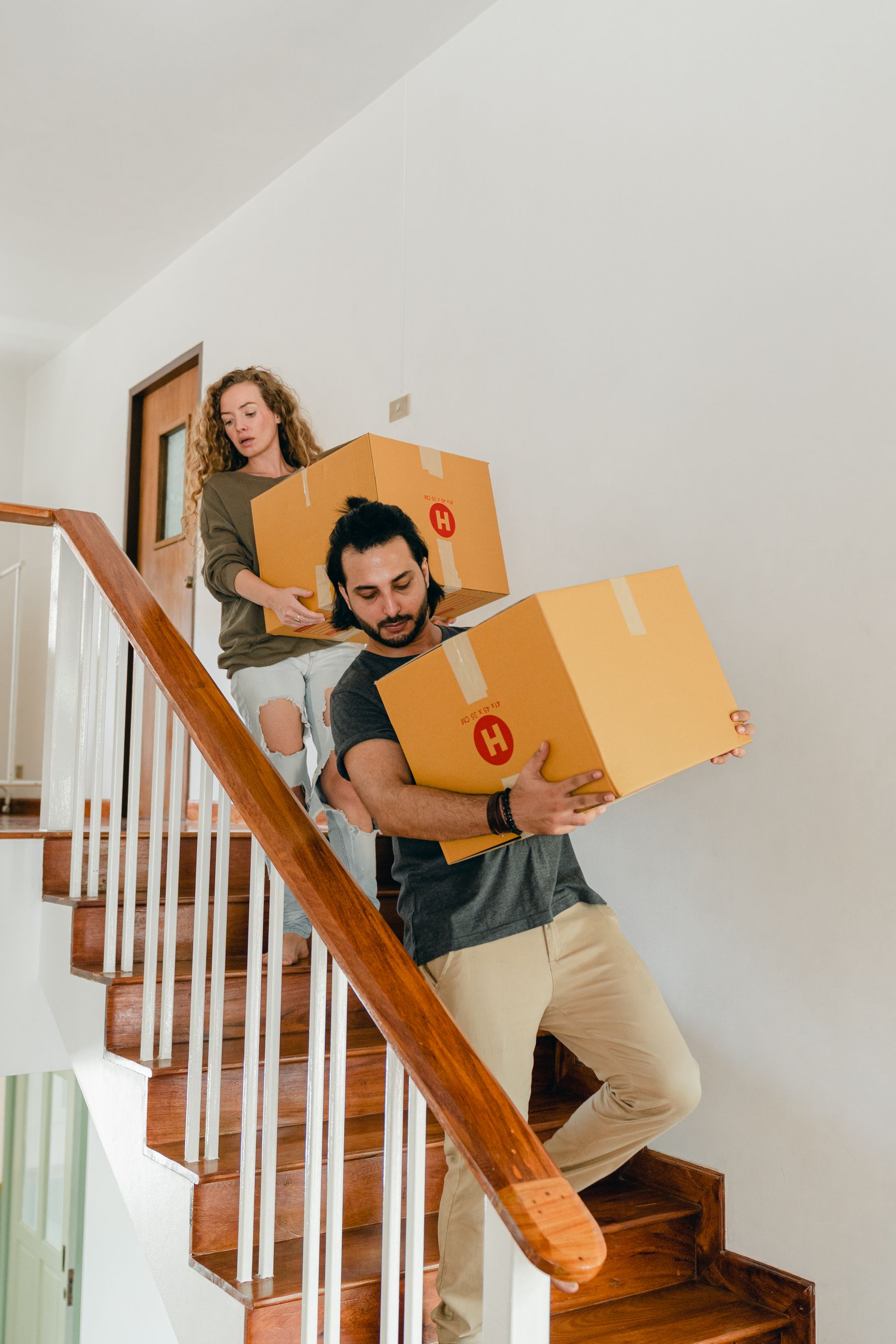 Pareja bajando cajas