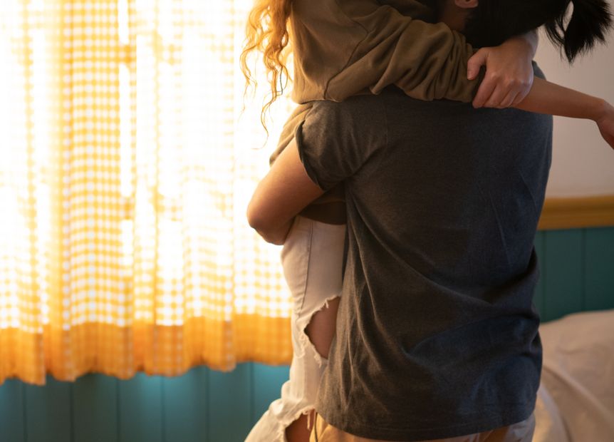 Online dating: starting a conversation on a niche platform