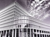 在阴沉的天空下，采用玻璃和钢立面的当代城市建筑展现了现代建筑风格