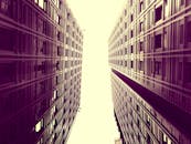 从低角度拍摄的两座当代摩天大楼形成了对称的城市视角