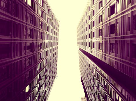 从低角度拍摄的两座当代摩天大楼形成了对称的城市视角