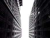 黑白高对比度拍摄下，现代摩天大楼形成了小巷般的惊人景象