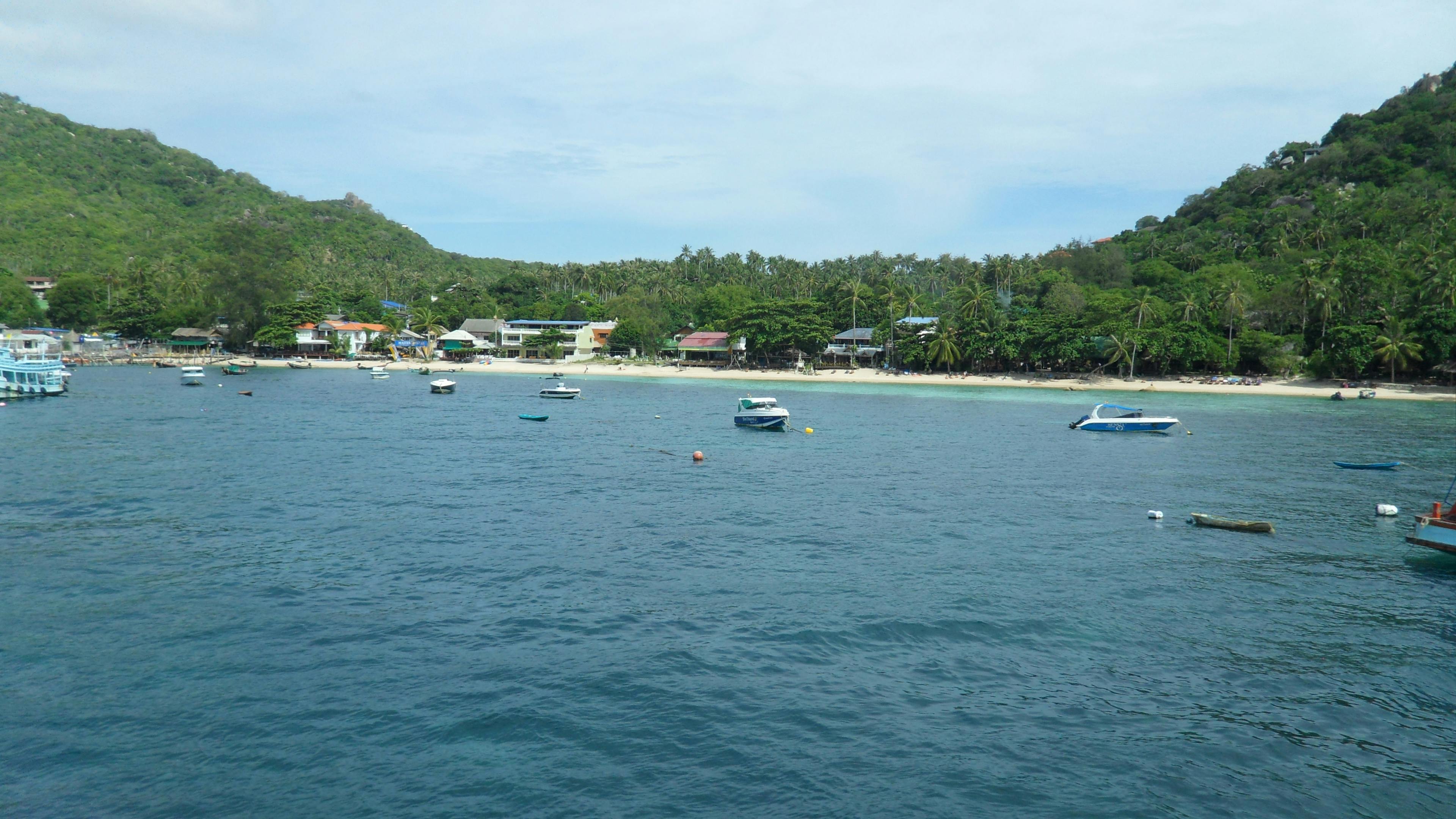 موظفون يعملون في مكتب حديث مع وجود روبوت