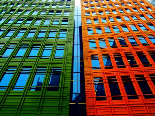 橙色和绿色的高层建筑