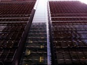 一座具有现代和未来主义建筑设计的玻璃摩天大楼矗立在城市景观中