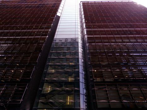 一座具有现代和未来主义建筑设计的玻璃摩天大楼矗立在城市景观中