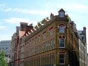 在晴朗的蓝天下，这座优雅的城市建筑展现出历史悠久的立面