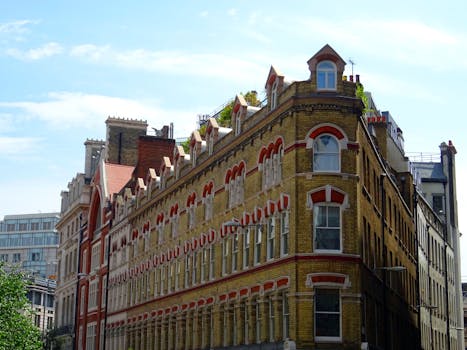 在晴朗的蓝天下，这座优雅的城市建筑展现出历史悠久的立面