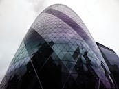 伦敦低角度拍摄的小黄瓜建筑令人惊叹，展现了现代建筑的优雅