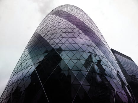 伦敦低角度拍摄的小黄瓜建筑令人惊叹，展现了现代建筑的优雅