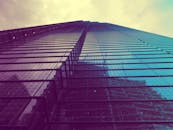 低角度拍摄的现代摩天大楼景观令人惊叹，配有反光玻璃和钢制立面