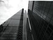 黑白低角度镜头下的未来主义摩天大楼映照城市建筑