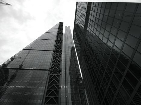 黑白低角度镜头下的未来主义摩天大楼映照城市建筑