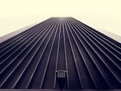 现代摩天大楼立面的低角度视图，展现未来派钢铁建筑