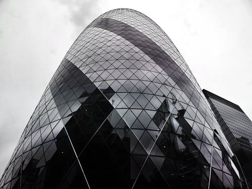 Bâtiment Noir Sous Le Ciel