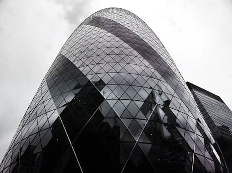 在多云的伦敦天空中，矗立着现代建筑奇迹“小黄瓜”