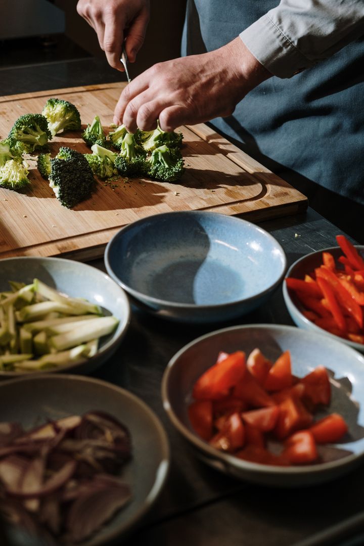 Mise en place: verdure tagliate in ciotole e broccoli sul tagliere