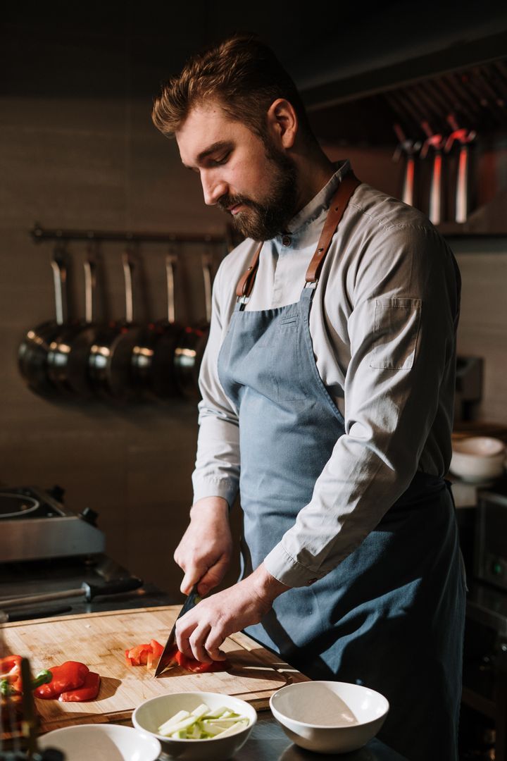 Prep in cucina: coltello e tagliere con peperoni in contesto di lavoro