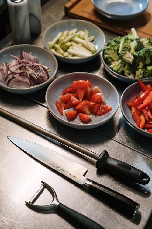 Free Sliced Tomato and Green Vegetable on White Ceramic Bowl Stock Photo